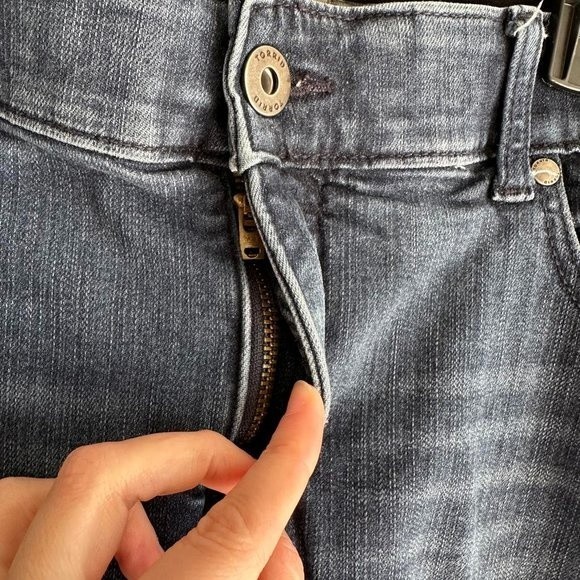 TORRID Medium Wash Bombshell Skinny Premium Stretch High Rise Ladies Jeans, 24R - Picture 5 of 6